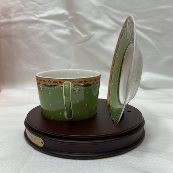 Avon Mrs Albee tea cup and saucer - Picture 2 of 12